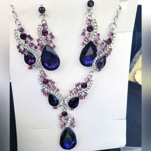 Esrring and necklace set.